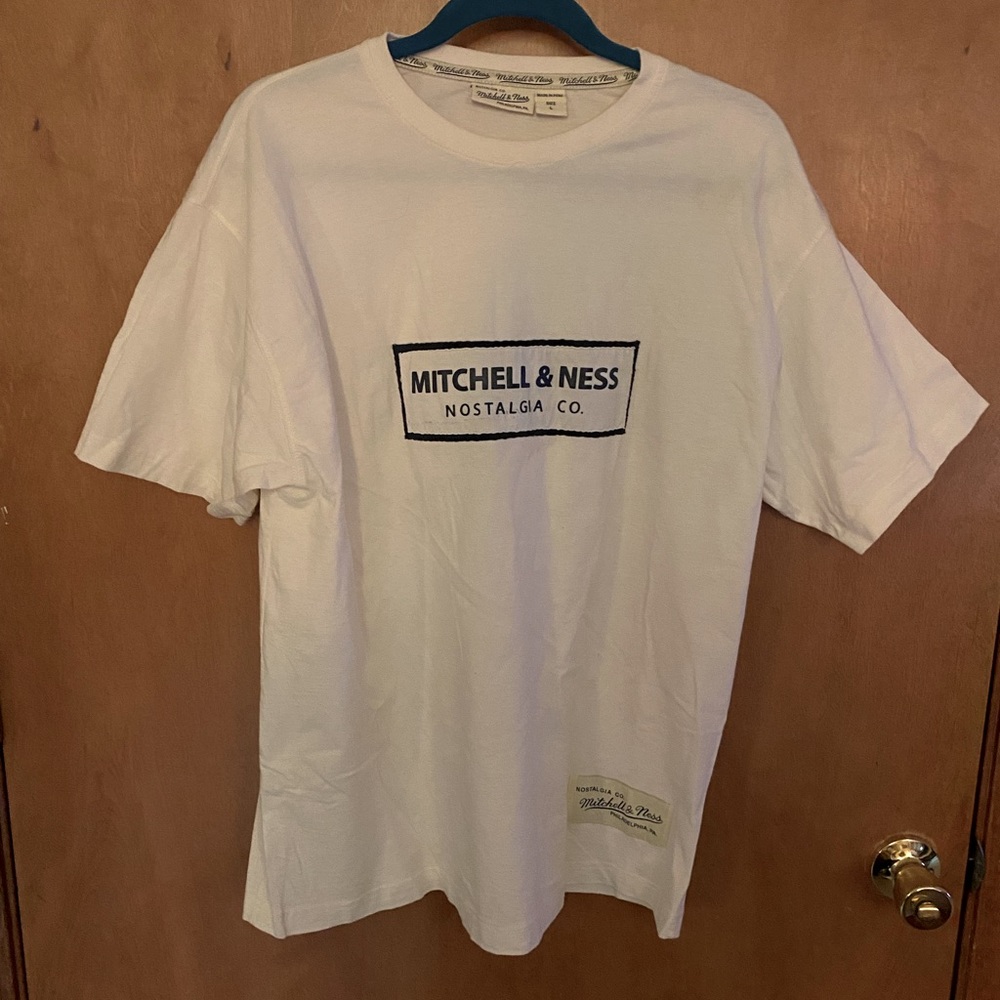 Mitchell & Ness Philadelphia logo t-shirt size L